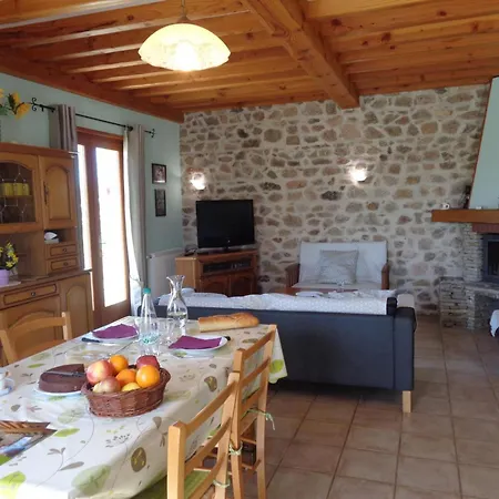 De Charme En Rhone-alpes : Terrasse, Cheminee, Jardin, Ideal Famille, Accessible Pmr - Fr-1-496-93 *
